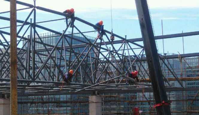 金山论网架装配施工中搭设脚手架应当留神的事故